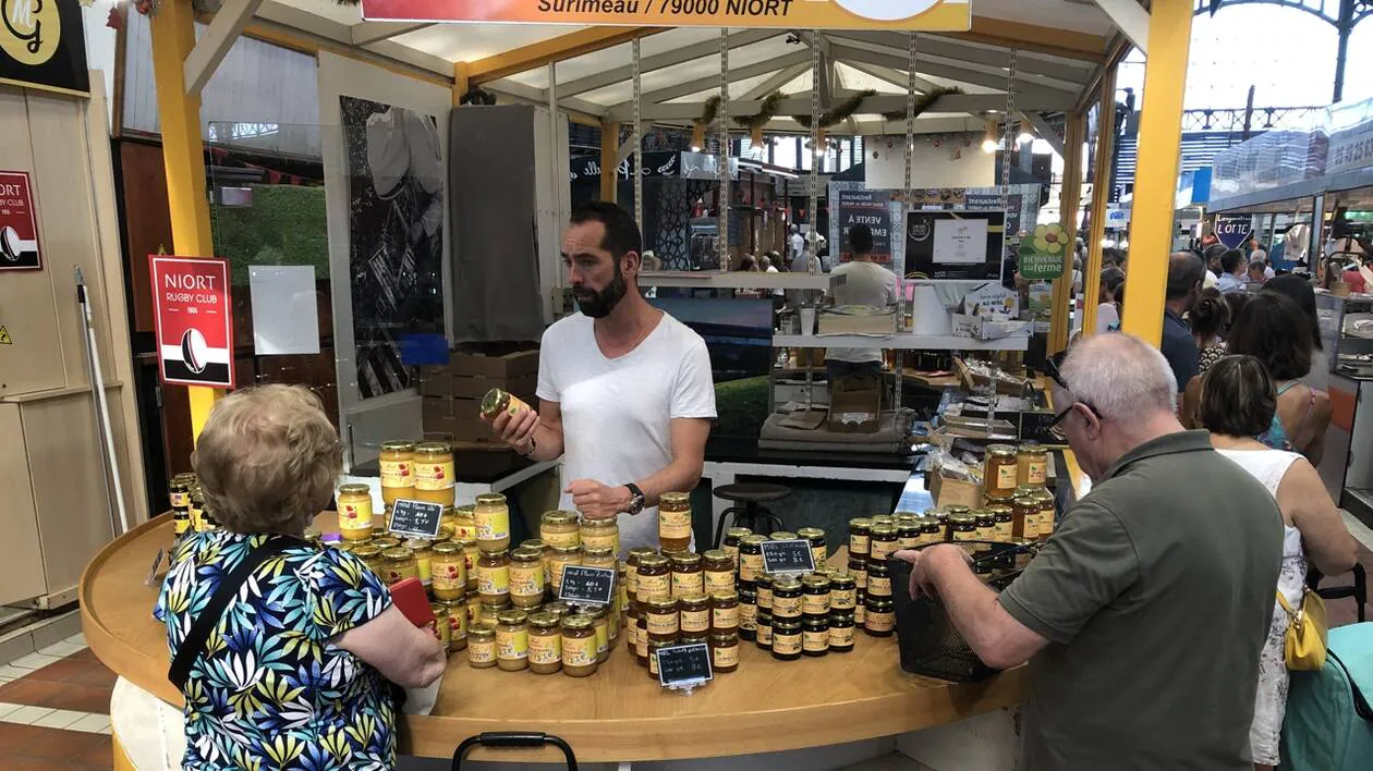 Nos miels au marché à Niort et dans nos magasins partenaires